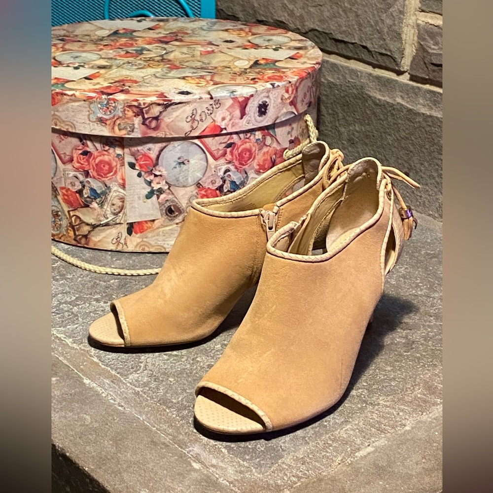 New condition Michael Kors tan suede w/snakeskin peep toe booties,back tassels 9